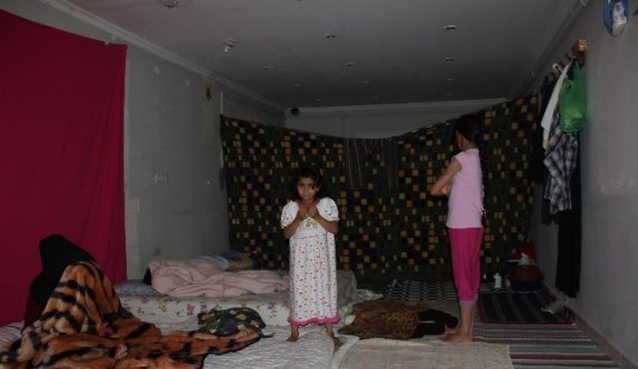 Suriyeli Aile Dükkanda Yaşam Mücadelesi Veriyor