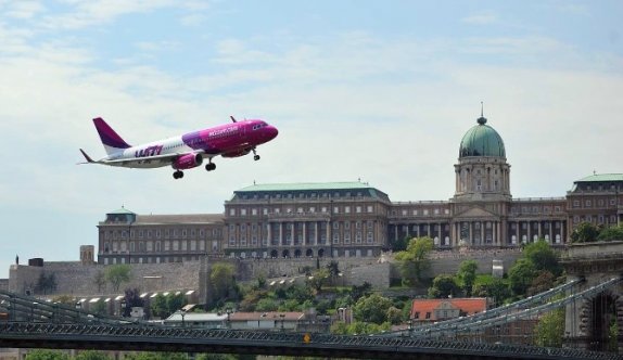 Tuna Nehri Üzerinden Yolcu Uçağı Geçti
