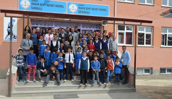 Üniversiteli öğrenciler Kırovacık okuluna kütüphane kurdu