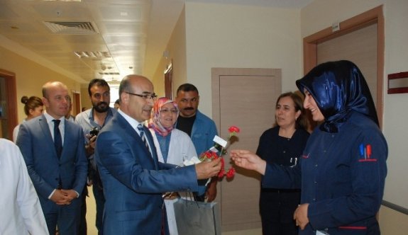 Vali Demirtaş, Ebe Ve Hemşirelere Karanfil Dağıttı