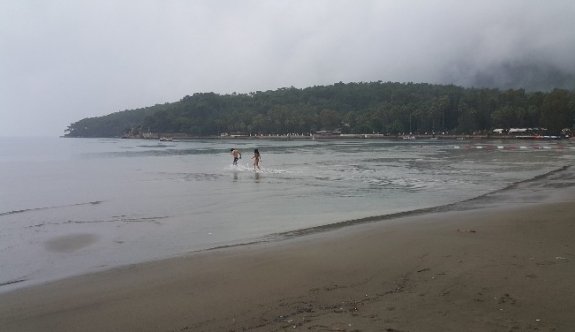 Yağmur Altında Denize Girdiler