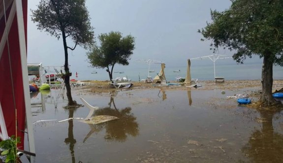 Altınoluk'ta tatilcilere yağmur sürprizi