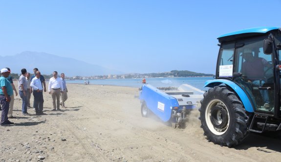 Arsuz plajı, makineyle temizleniyor