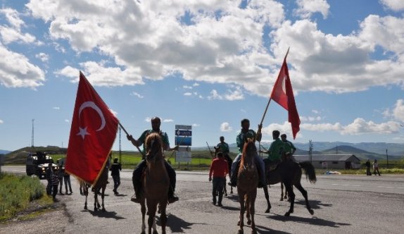 Bakan Ahmet Arslan’ı Cirit Takımı Türk Bayraklarıyla Karşıladı