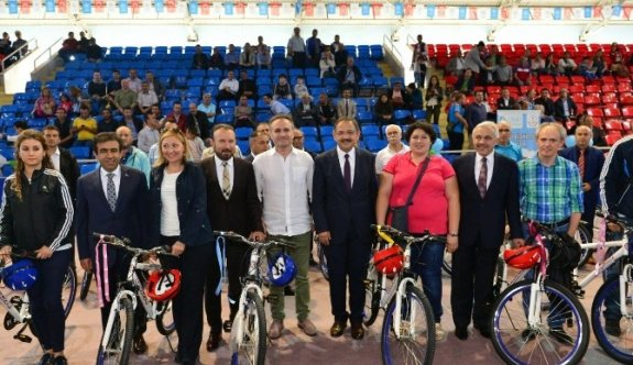 Bakan Özhaseki Bisiklet Dağıtım Törenine Katıldı