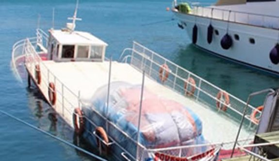 Balıkçı barınağındaki tur teknesi battı