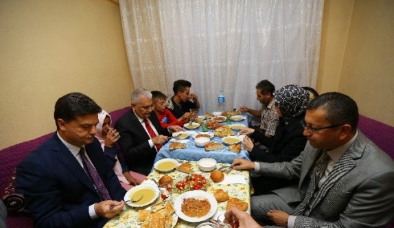 Başbakan Yıldırım, Gecekonduda İftar Sofrasına Konuk Oldu