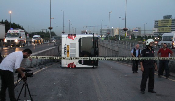 Cevizlibağ&#039;da metrobüs devrildi: En az 10 yaralı