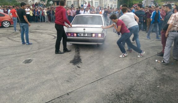 Drift yapan gençler kaza sonrası taş ve sopalarla birbirine girdi