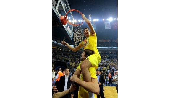 Fenerbahçe şampiyonluk kupasını kaldırdı