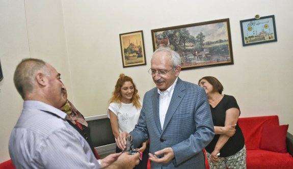 Kılıçdaroğlu, apartman görevlisinin evinde iftar yaptı