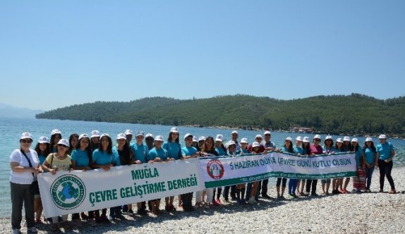 Öğrenciler Akbük Koyunda Temizlik Yaptı