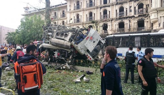 Patlamanın şiddeti objektiflere yansıdı