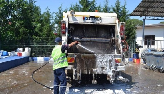 Salihli’de Çöp Konteynırları Temizleniyor