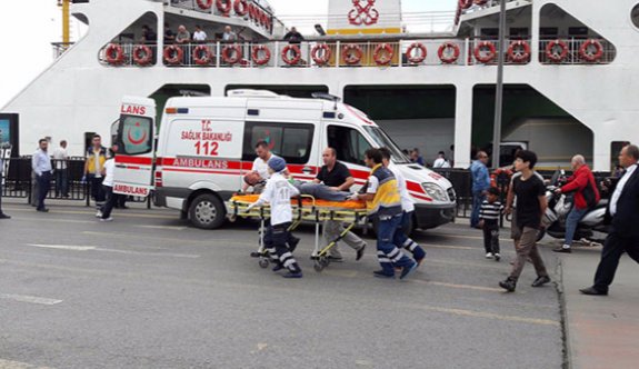 Sirkeci'de arabalı vapur iskeleye çarptı, yaralılar var