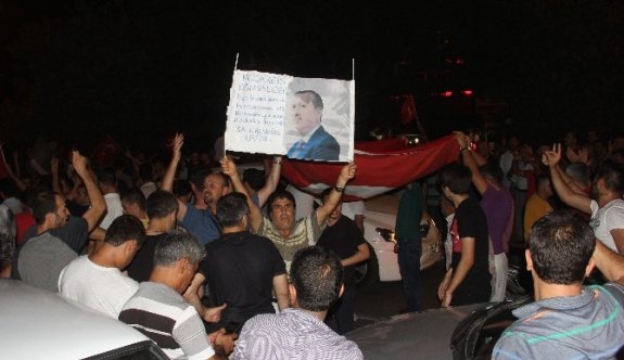 Adana’da darbe girişimine karşı halk sokağa döküldü