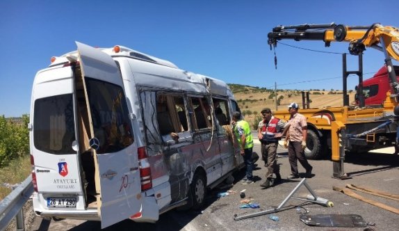 Adil Gür Manisa’da kaza yaptı: 1’i ağır 14 yaralı