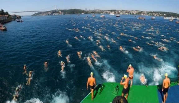 “Aile Boyu Yüzme” Temasıyla 2 Aileden 3&#039;er Nesil Birlikte Yüzecek