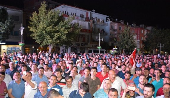 Aksaray’da darbe girişimine karşı vatandaş sokağa döküldü