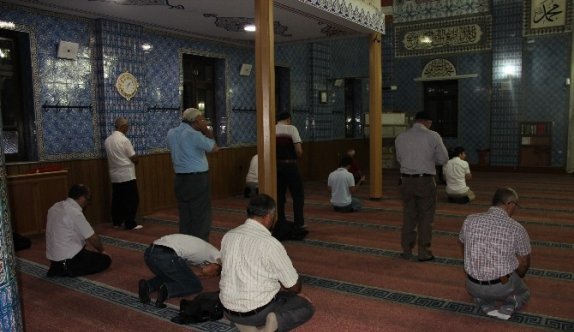 Aksaray’da vatandaşlar camide namaz kılıp dua etti