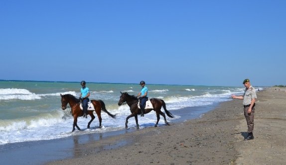 Alaçam sahilinde atlı jandarma görev yapıyor