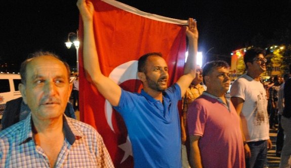 Amasyalılar darbe girişimine karşı sokağa döküldü