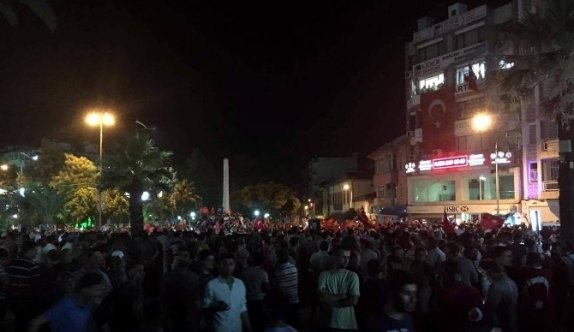 Aydın’da vatandaş darbe girişimine karşı sokağa döküldü