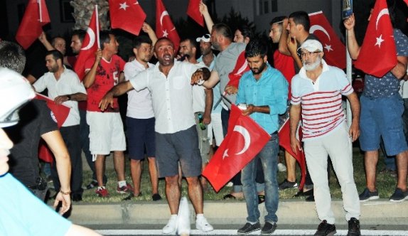 Bodrum’da vatandaşlar İlçe Emniyet Müdürlüğü’nün önünde toplandı