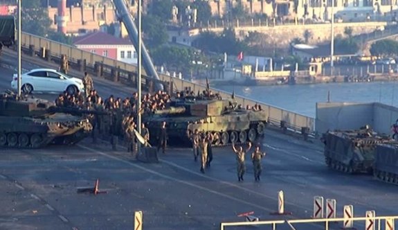 Boğaz Köprüsü’ndeki darbeci askerler teslim oldu