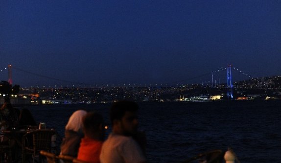 Boğaziçi Köprüsü Fransız bayrağı renklerine büründü