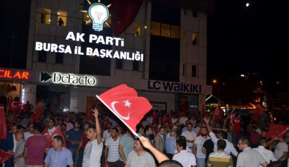 Bursa’da vatandaşlar Türk Bayrakları’yla Şehreküstü Meydanı’na indi