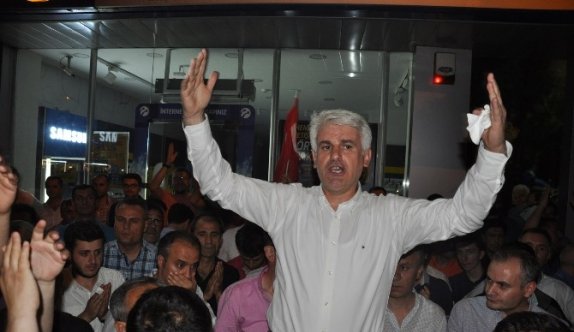 Bursalılar askeri kalkışmaya karşı sokakta