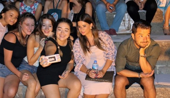 Buse Terim kızını kucaklamak için gün sayıyor