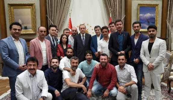 Cumhurbaşkanı Erdoğan, sanatçı, oyuncu, radyocu ve sporcuları kabul etti