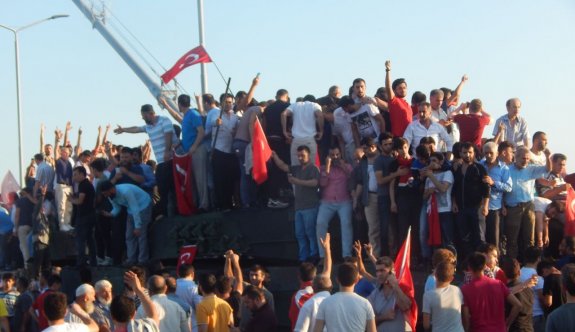 Darbe girişiminde Boğaziçi Köprüsü'nden objektiflere yansıyanlar