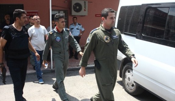 Darbe girişimine adı karışan 4 pilot Adana’da adliyeye sevk edildi