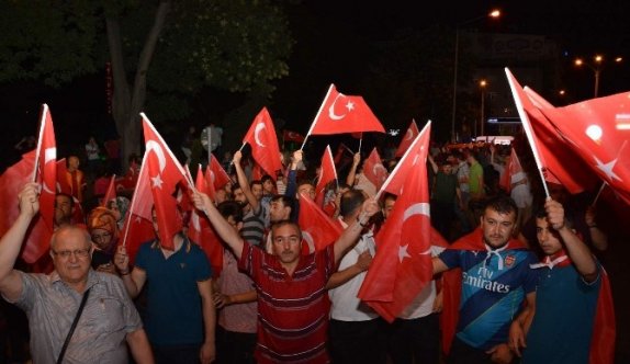 Darbe girişimine karşı Afyonkarahisarlılar sokağa döküldü