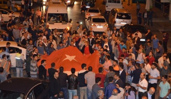 Darbe girişimine karşı halk sokağa döküldü