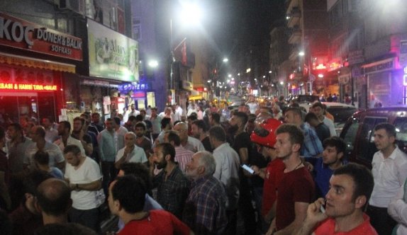 Darbe girişimine karşı Rize’de halk sokağa döküldü