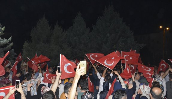 Darbe girişimine tepki için Batman&#039;da binler sokağa döküldü