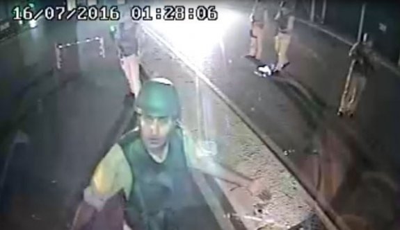 Darbeyi engellemek için Donanma kapısını kapatan sürücünün başına silah dayadılar