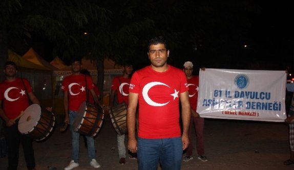 Davul ve zurnalarıyla demokrasi nöbetine katıldılar