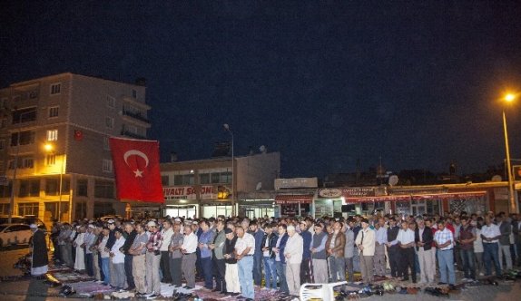 Demokrasiye "Fetih Sureli" destek