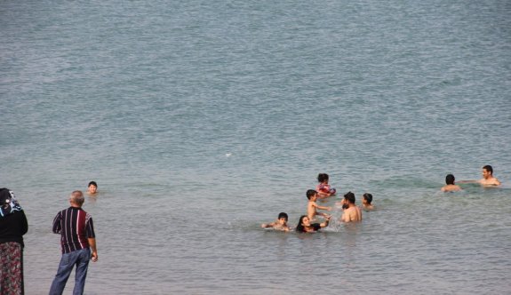 Denize gidemeyen aileler barajda yüzdü