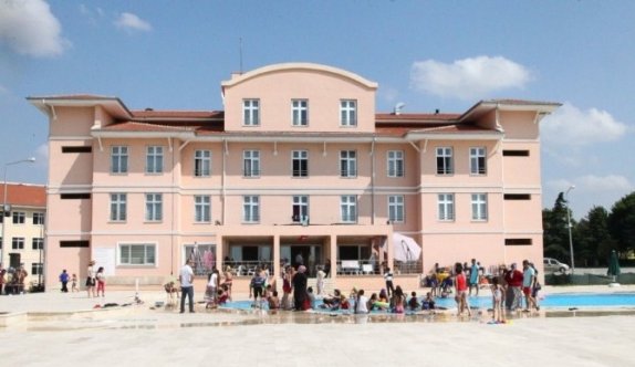 Dezavantajlı öğrencilerin havuz eğlencesi