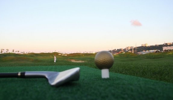 Dünyanın ilk denizden dolgu golf sahası açıldı