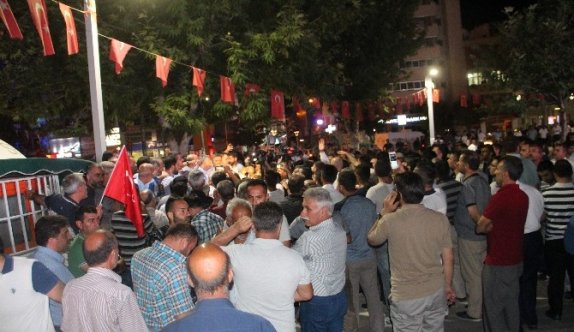 Elazığ’da vatandaşlar sokaklarda