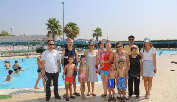 Engelli çocuklar yüzme öğreniyor