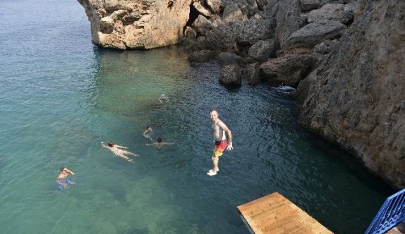 Falezlerdeki ahşap halk plajına yoğun ilgi