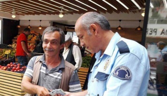 Fatsa’da ATM’de unutulan bin 500 TL’yi polislere teslim etti